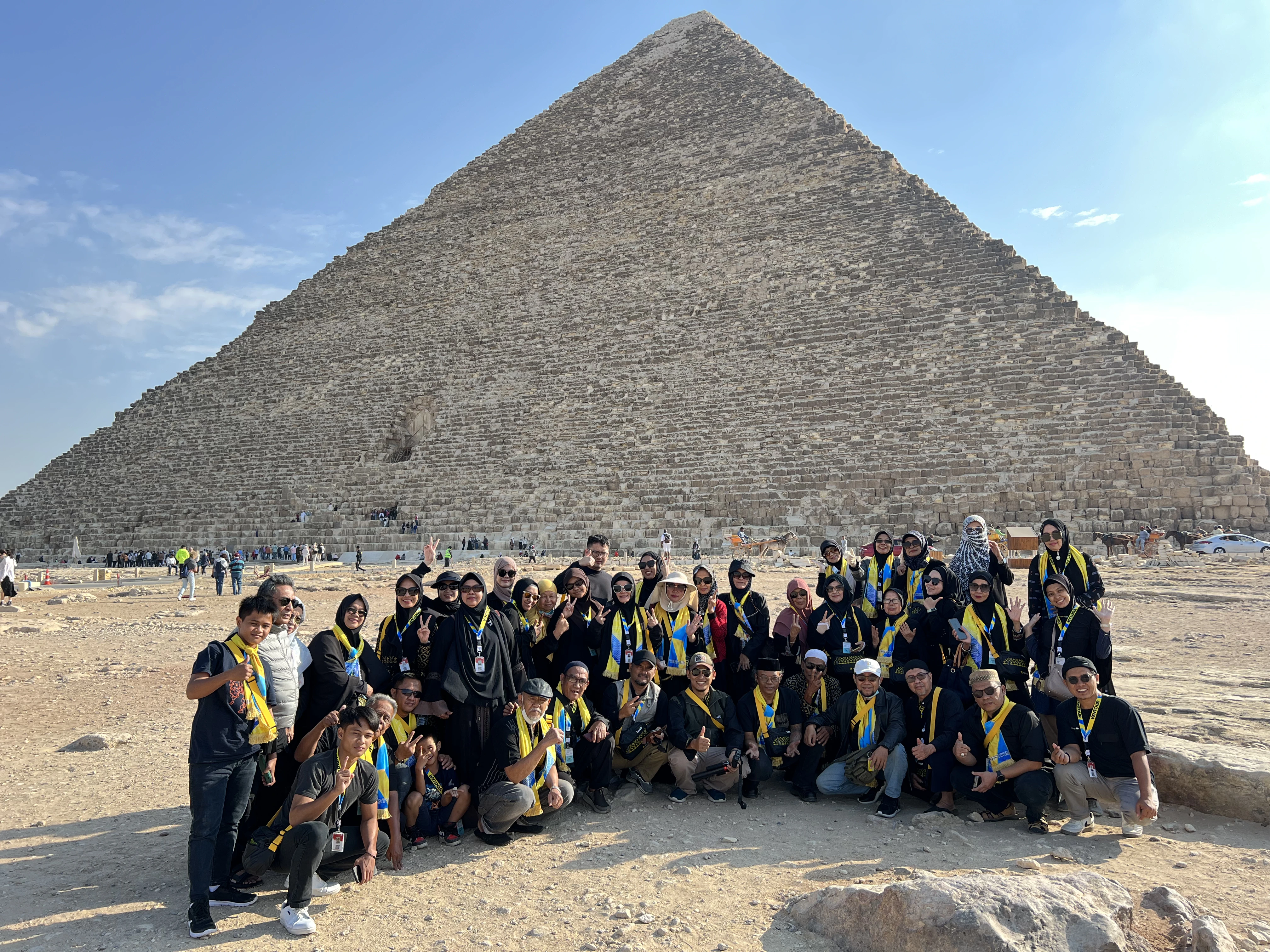 Potret Jamaah di Depan Piramida Agung Giza